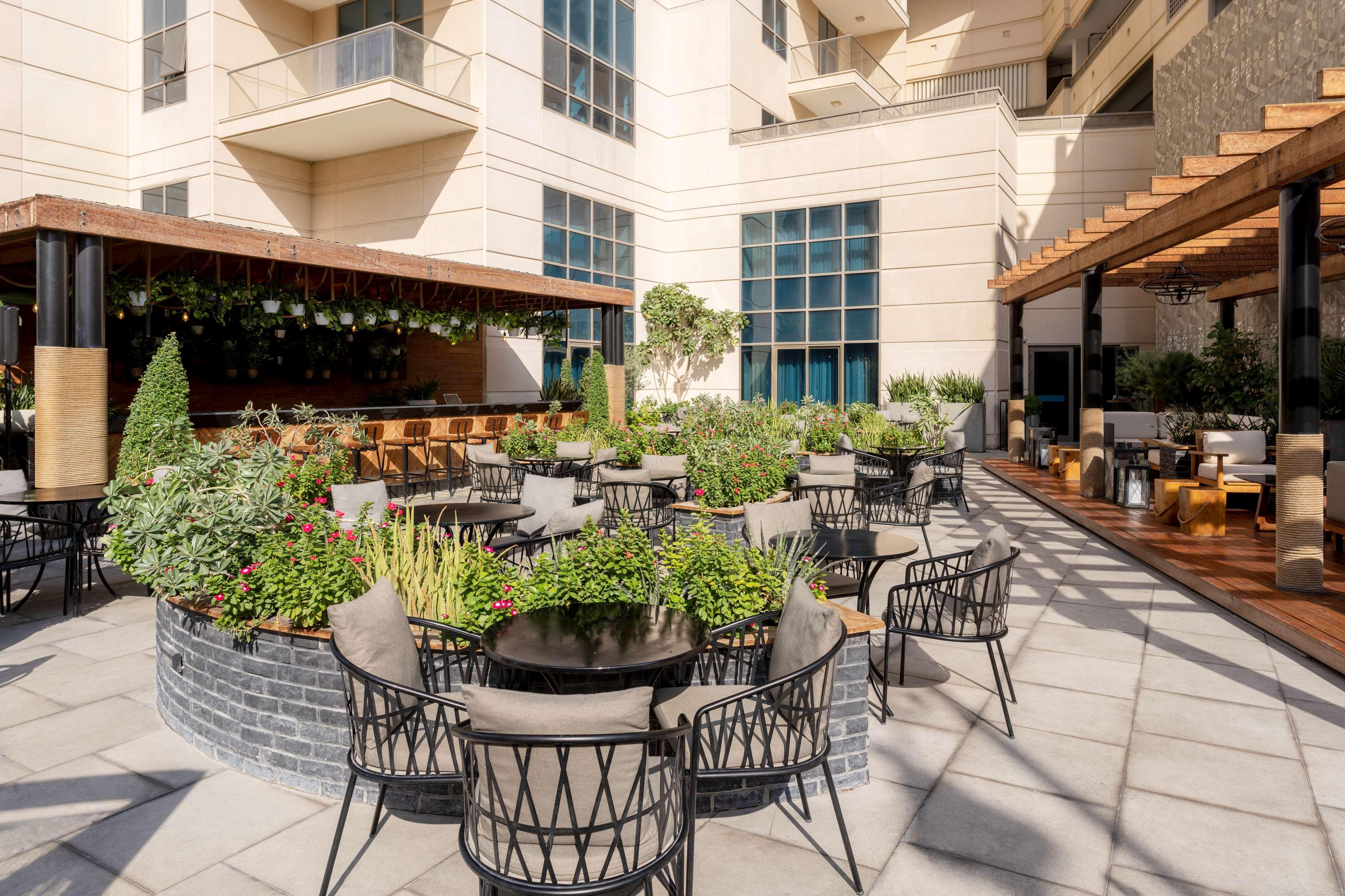 Готель Hilton Doha The Pearl Екстер'єр фото The courtyard at the hotel