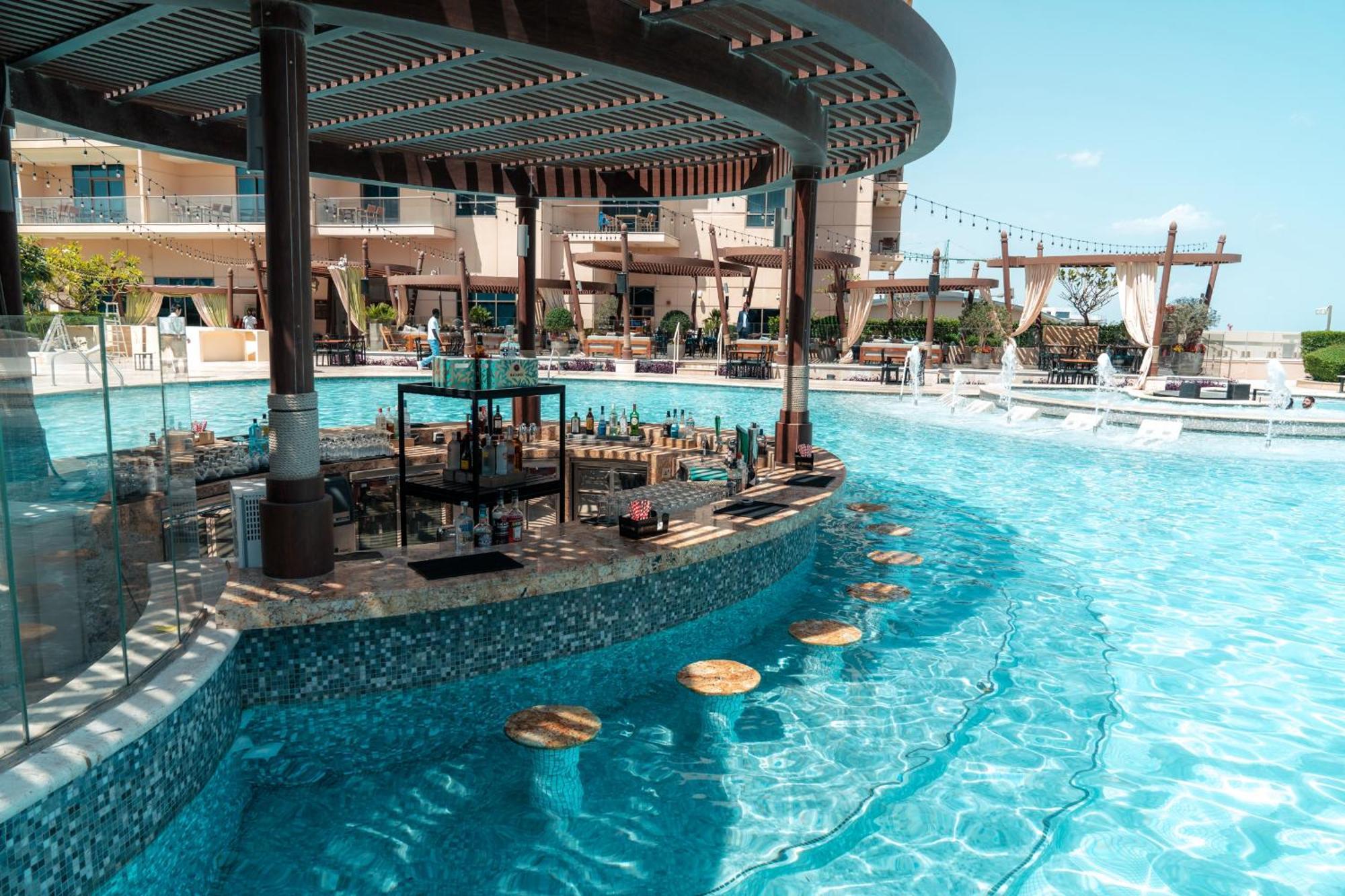 Готель Hilton Doha The Pearl Екстер'єр фото The swimming pool at the Hard Rock Hotel